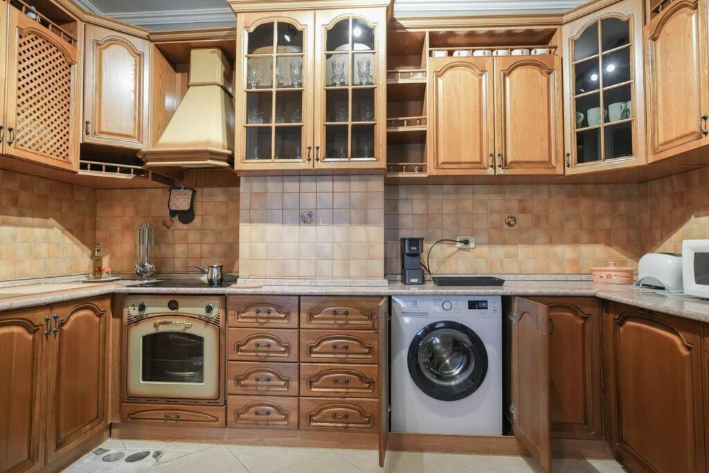 Staycation, City Center Apartment With Balcony Тирана Екстер'єр фото