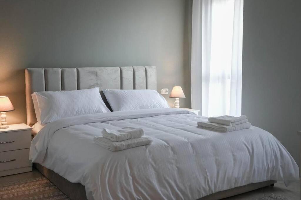 Staycation, City Center Apartment With Balcony Тирана Екстер'єр фото